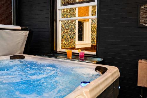 Gatsby House Mansion w Game Lounge & Hot Tub – khách sạn tại Irish Hill