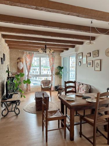 Charming French Vintage Apartment with Balcony, 2 Bedrooms, 1 Min to Metro Line 4, 20 Min to Notre-Dame - Location saisonnière - Bagneux