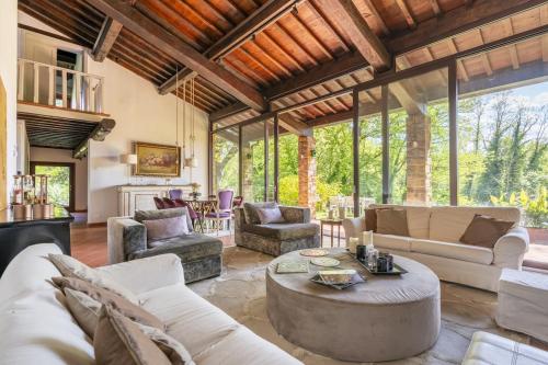 Designer Villa with Private Garden & Jacuzzi in Монтеваркі