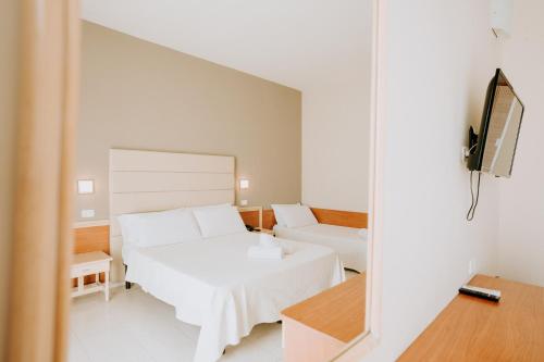 1 queen bed, 1 twin bed