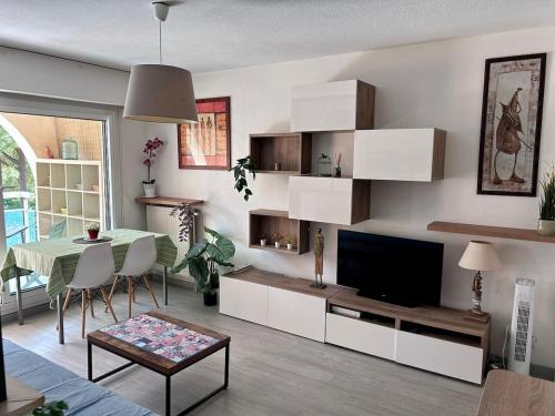 Studio lumineux avec piscine, terrasse et parking privé