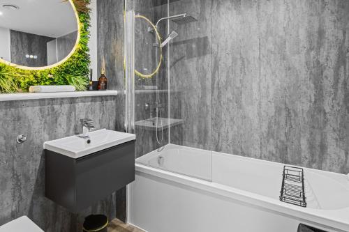 Bathroom, Luxury 2 Bedroom Apartment Liverpool City Centre with Netflix, Games & Record Player in Other