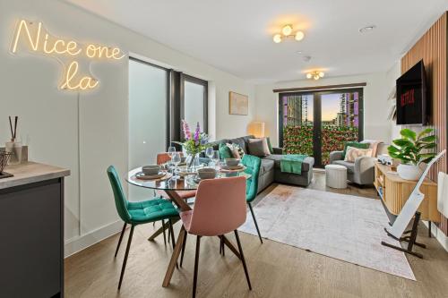 Facilities, Luxury 2 Bedroom Apartment Liverpool City Centre with Netflix, Games & Record Player in Other