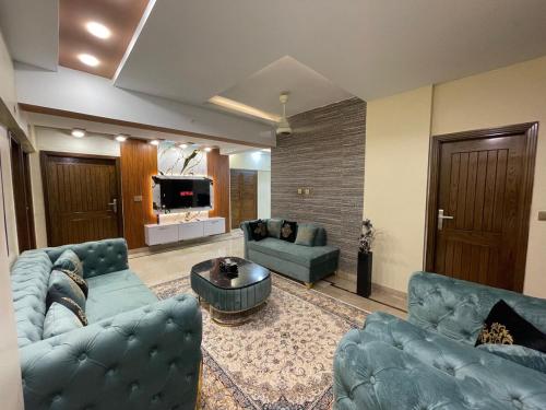 KHI -Hameeda Heights Luxury 4BR-Spacious Family Haven – khách sạn tại PECHS