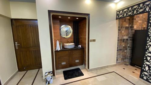 KHI -Hameeda Heights Luxury 4BR-Spacious Family Haven - image 4