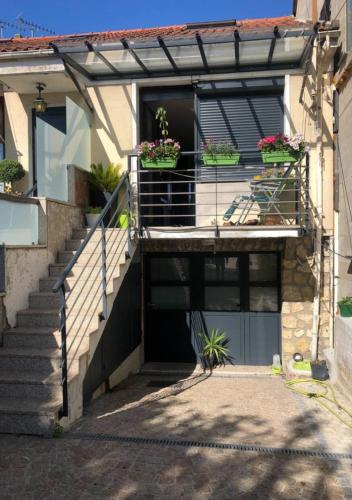 Зовнішній вигляд готелю, Charming house with balcony parking - Direct Paris in Карьера-сюр-Сен