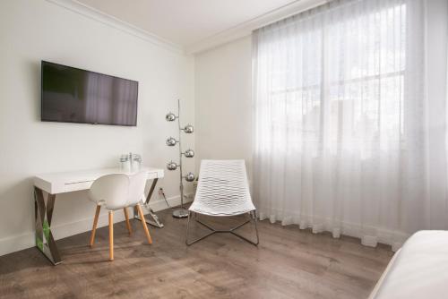 Penthouse Room with King Bed image 3