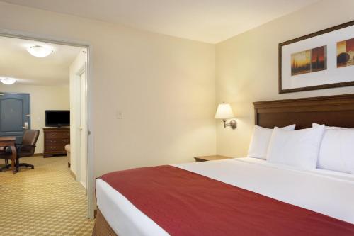 Country Inn & Suites by Radisson Nevada MO - image 8