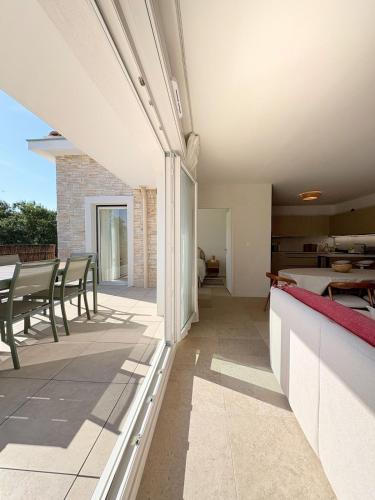 82m2 apartment 6 people terrace air conditioning parking in Cogolin