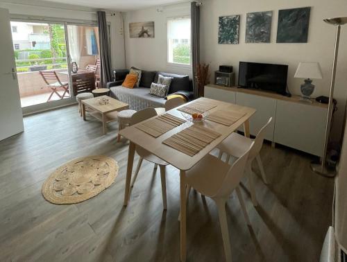 Bright 2 bedrooms, pool, garage