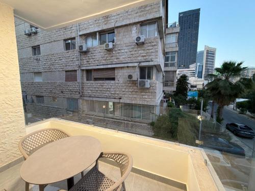 101 JRE apartment with stunning boulevard veiw - image 2