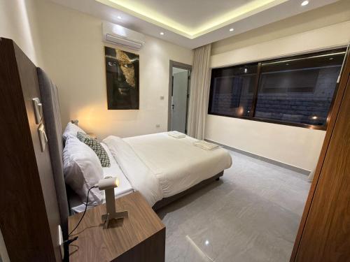 101 JRE apartment with stunning boulevard veiw - image 6