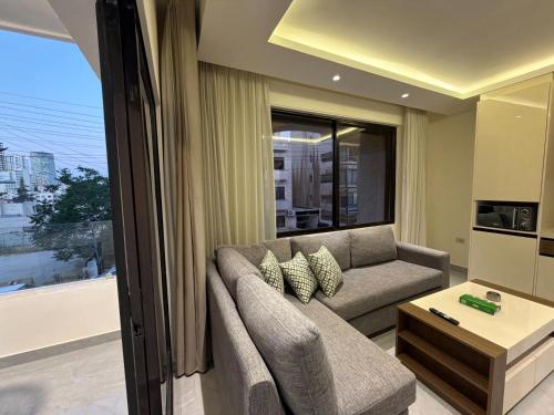 101 JRE apartment with stunning boulevard veiw - image 10