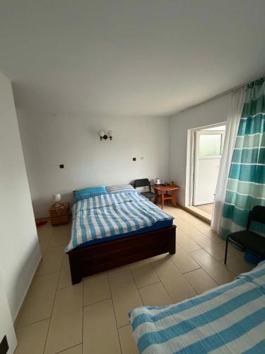 1 queen bed, 1 twin bed