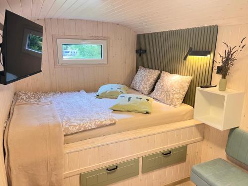 Annín Maringotka Tree Park Camp (Annin Maringotka Tree Park Camp) in Dlouha Ves