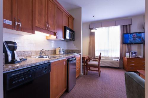Kitchen, Best Western Plus Chemainus Inn near Ulrieke Benner - Art You Wear in Felt and Silk