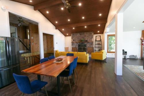 Lakefront Retreat with Gazebo Fire Table & Fishing in Dalrymple (ON)