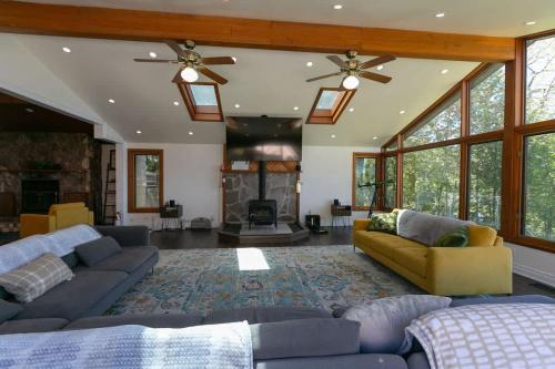 Lakefront Retreat with Gazebo Fire Table & Fishing in Dalrymple (ON)