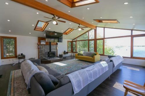Lakefront Retreat with Gazebo Fire Table & Fishing in Dalrymple (ON)