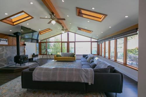 Lakefront Retreat with Gazebo Fire Table & Fishing in Dalrymple (ON)