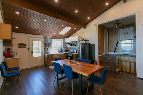 Lakefront Retreat with Gazebo Fire Table & Fishing in Dalrymple (ON)