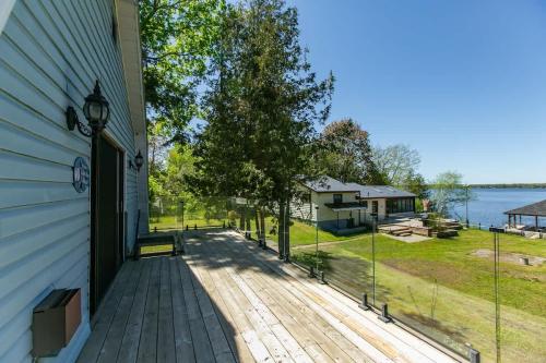 Lakefront Retreat with Gazebo Fire Table & Fishing in Dalrymple (ON)