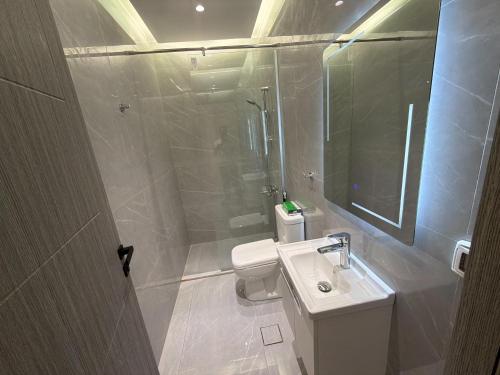 102 JRE apartment with stunning boulevard veiw - image 9