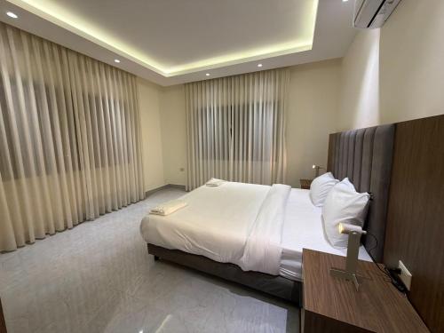 103 JRE apartment with stunning boulevard veiw - image 9