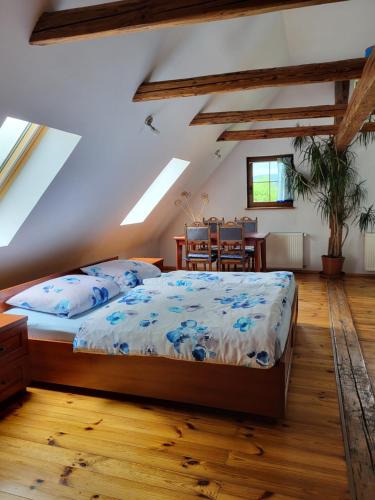 1 queen bed, 3 twin beds