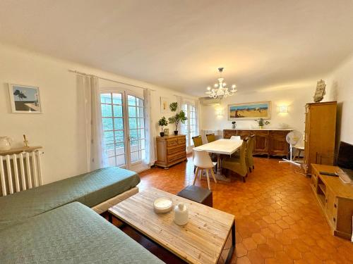 Spacieux T3 avec terrasse à Fréjus – khách sạn tại Parc Residentiel de l'Esterel