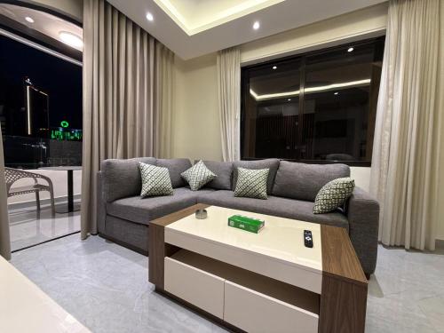 201 JRE apartment with stunning boulevard veiw - image 9