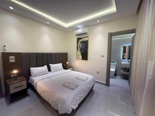 201 JRE apartment with stunning boulevard veiw - image 7