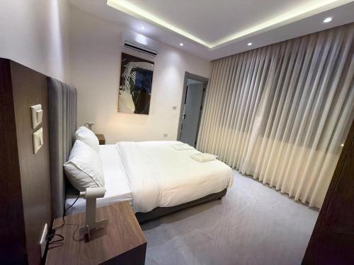 201 JRE apartment with stunning boulevard veiw - image 10