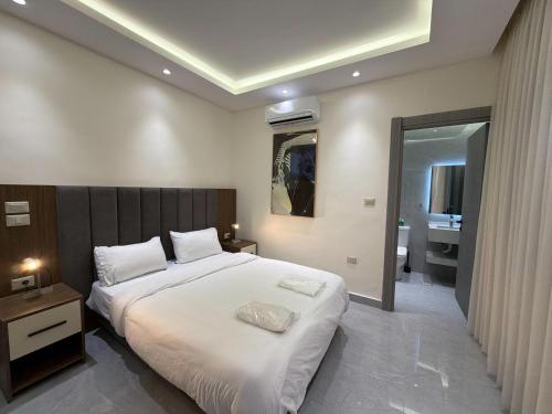 201 JRE apartment with stunning boulevard veiw - image 2
