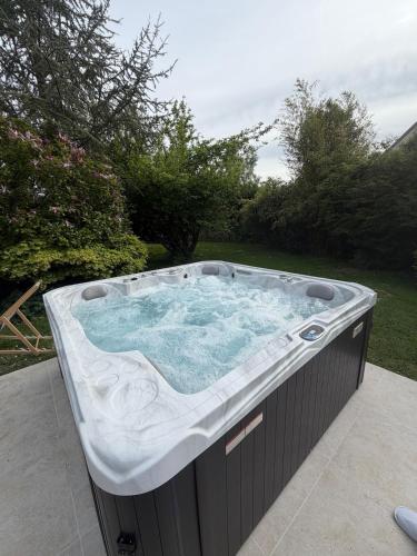 Superbe Maison 1h15 de Paris avec Jacuzzi in Montroty