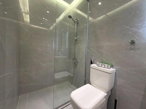 202 JRE apartment with stunning boulevard veiw - image 5