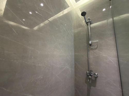 202 JRE apartment with stunning boulevard veiw - image 2