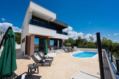 สระว่ายน้ำ, Elegant Villa Cissa Bay in คาสกา