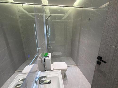 205 JRE apartment with stunning boulevard veiw - image 2