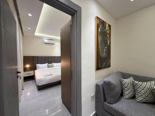 205 JRE apartment with stunning boulevard veiw - image 9