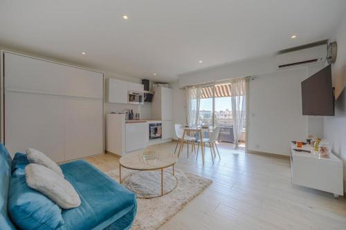 Superb Renovated Studio - Terrace - Beach 2 min away