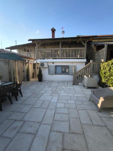Flora Apartments in Pliskovica
