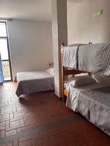 1 queen bed, 2 twin beds