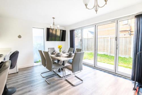 Luxury Deluxe - 4 bedrooms Villa - 6 beds - 10 Guests - Private Parking - Contractors Welcome - Trafford Stretford