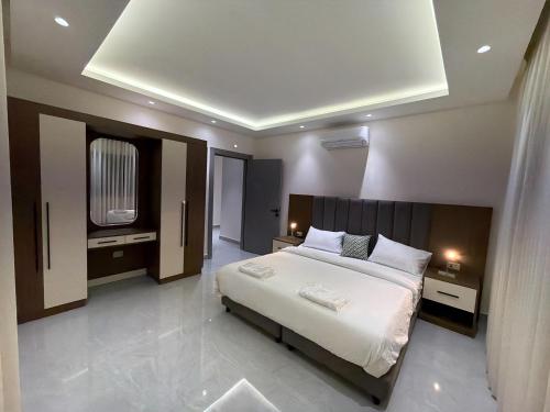 206 JRE apartment with stunning boulevard veiw - image 4