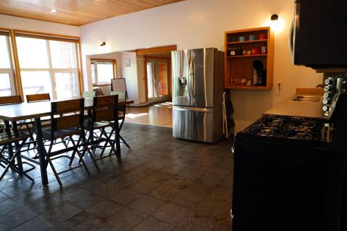 Iekārtas, Spacious, welcoming and beautiful 4-bedroom house in College (AK)