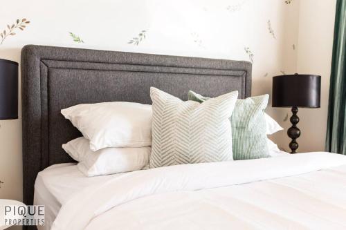 Chic 3BR Modern Home - Wi-Fi - Netflix - Sleeps 8!, Edmonton, Alberta