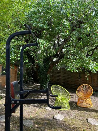 Garden, Le " Cerisier " Villa Male dorm shared room 8pm to 10am in La Courneuve