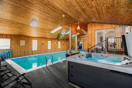 Luxe Paradise - Indoor Pool - Hotub - Sauna - Gym - Games – khách sạn tại Khu Tây Nam Calgary