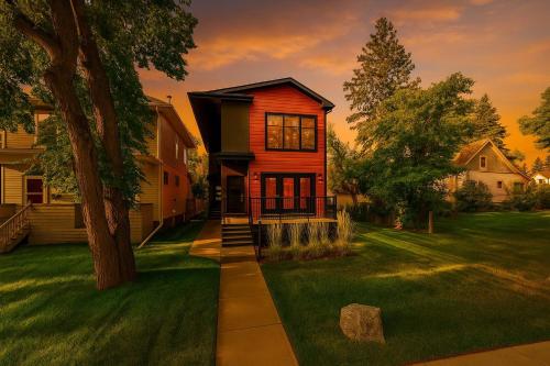 Chic Hideaway - King Bed - Fireplace - Garage - AC - DT and WEM, Edmonton